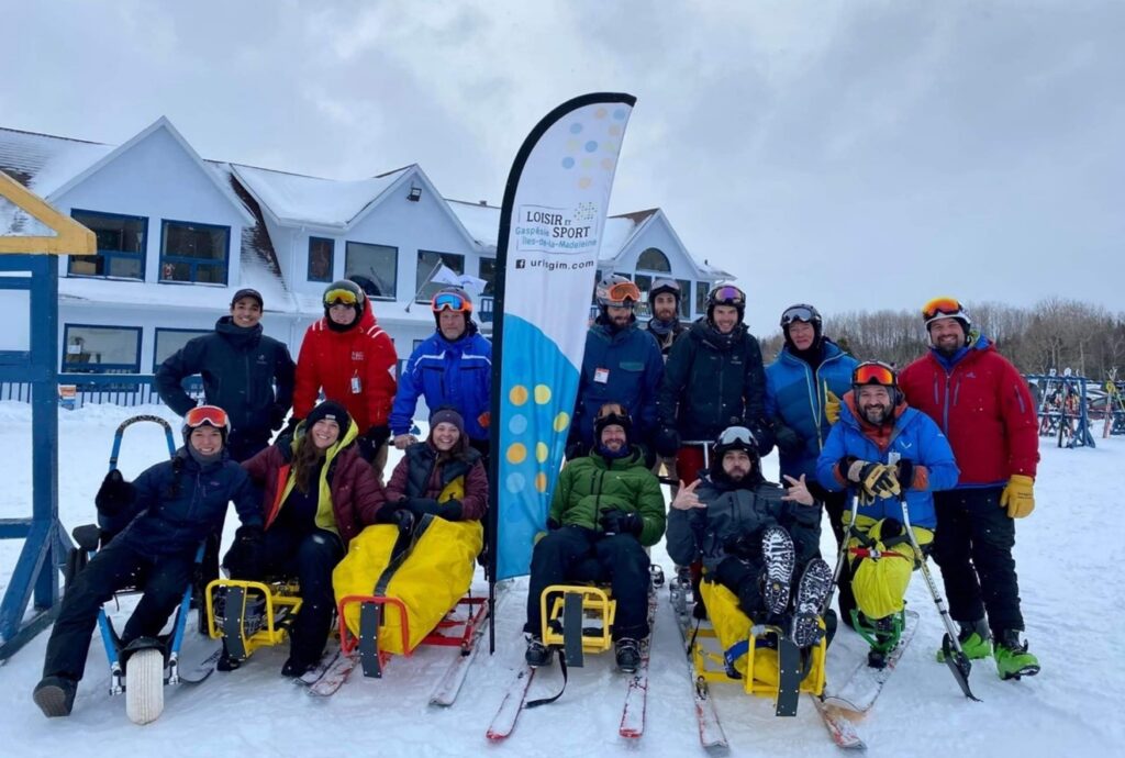 Photo d'un groupe avec des skis adaptés en Gaspésie.