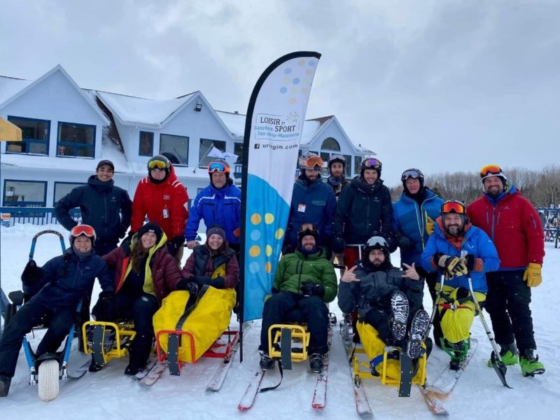 Photo d'un groupe avec des skis adaptés en Gaspésie.